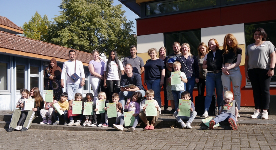 Die Beteiligten des Sprachförderprojekts „Schneewittchen und die zwölf Zwerge“. (Bild: Kreis Paderborn). 